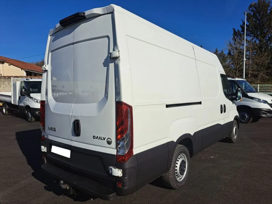 Iveco DAILY FOURGON 35S14 V12 22000E HT Image 2